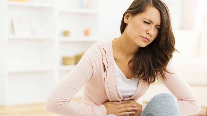 Douleur abdominale avec parasites dans le corps