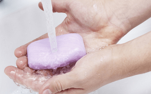 Lavage des mains pour prévenir les parasites sous-cutanés
