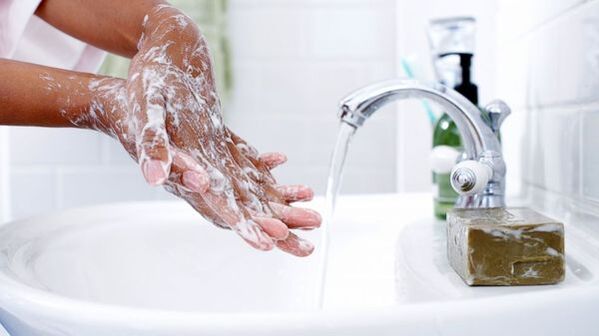 Lavage des mains pour éviter les vers