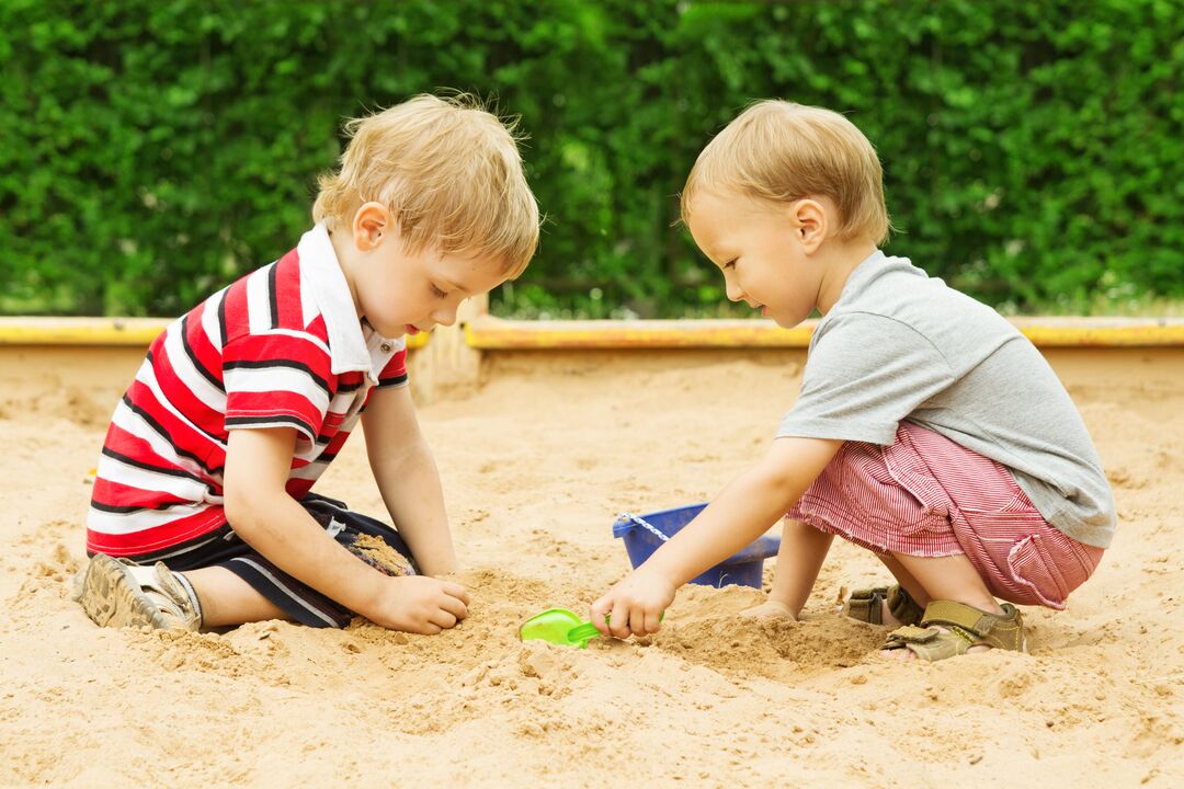 Les enfants sont infectés par des vers dans le bac à sable