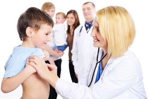 Le docteur examine un enfant avec des vers